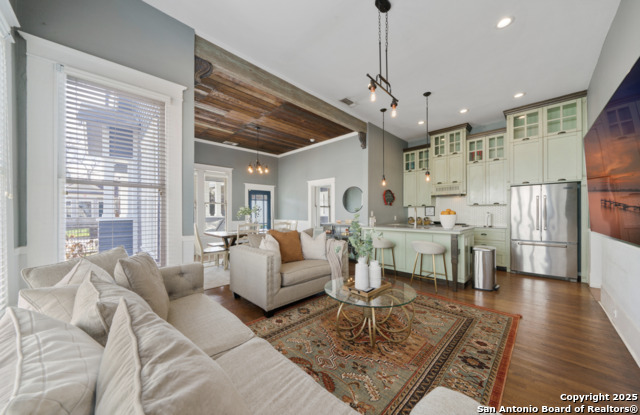 Image 4 of 29 For 913 Burleson
