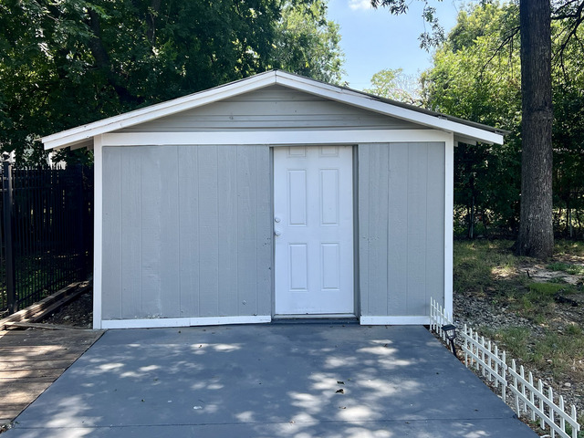 Image 38 of 40 For 122 Finch  