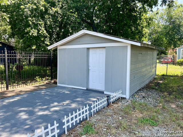 Image 39 of 40 For 122 Finch  