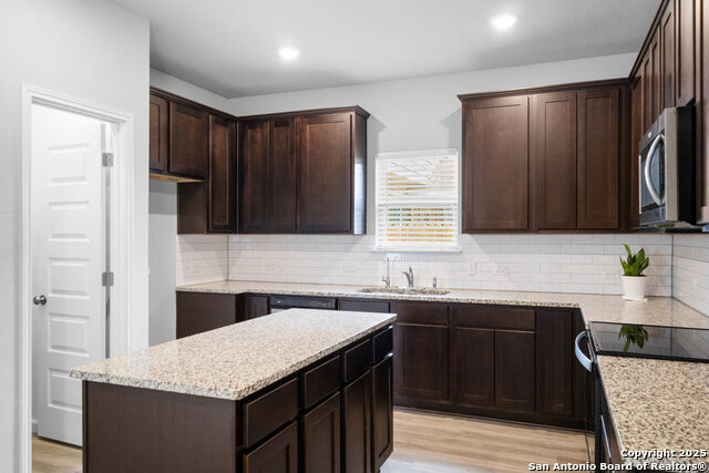 Listing photo id 9 for 9938 Rancho Real