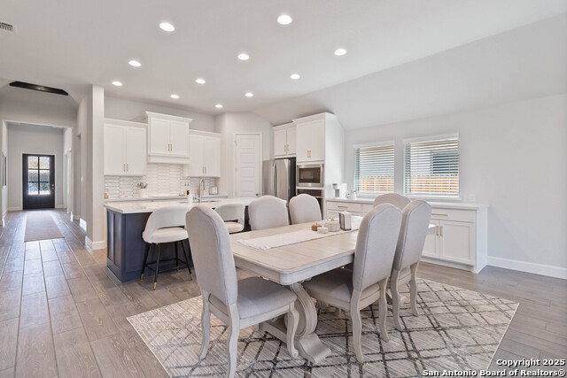 Listing photo id 8 for 149 Red Oak  