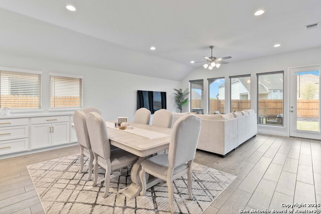 Listing photo id 9 for 149 Red Oak  