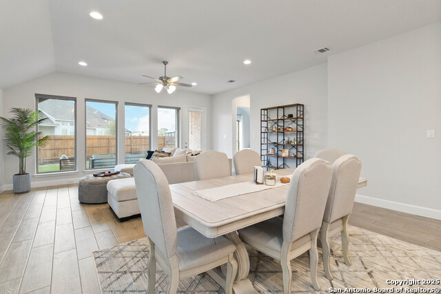 Listing photo id 10 for 149 Red Oak  