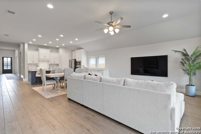 Listing photo id 2 for 149 Red Oak  