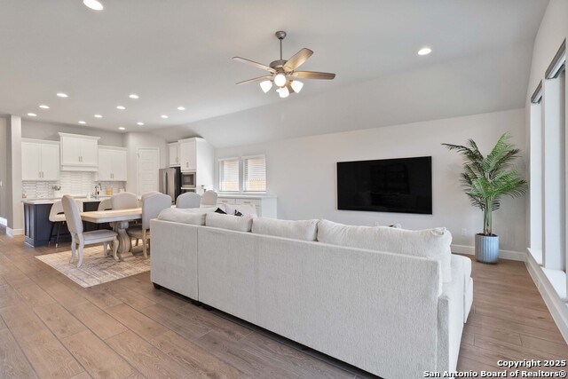 Listing photo id 3 for 149 Red Oak  