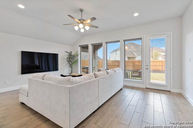 Listing photo id 4 for 149 Red Oak  