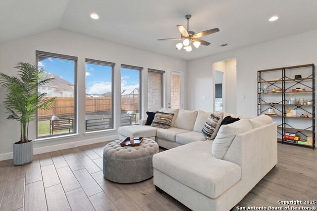 Listing photo id 5 for 149 Red Oak  