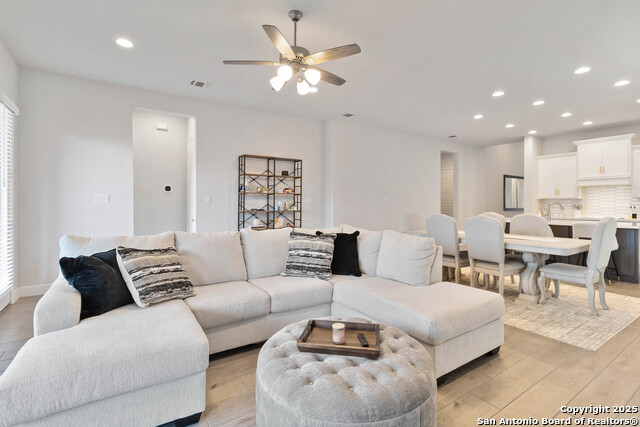 Listing photo id 6 for 149 Red Oak  