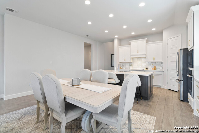 Listing photo id 7 for 149 Red Oak  