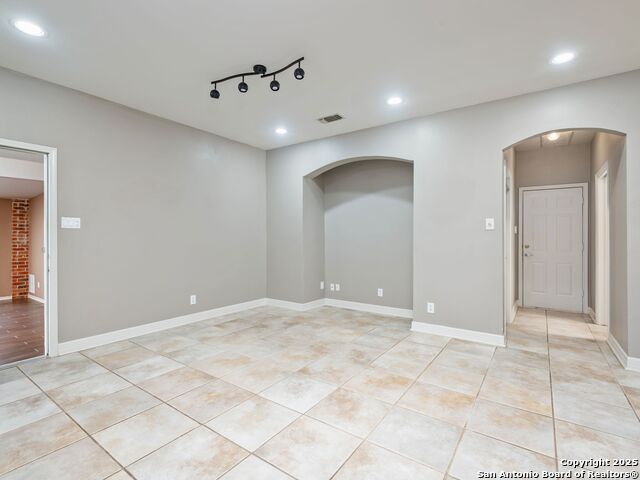 Listing photo id 10 for 332 Towne Vue