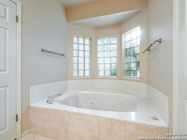Listing photo id 16 for 332 Towne Vue