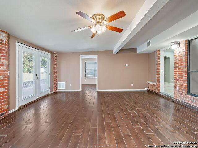 Listing photo id 21 for 332 Towne Vue