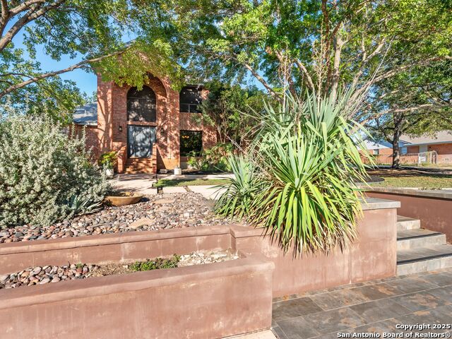 Listing photo id 1 for 332 Towne Vue