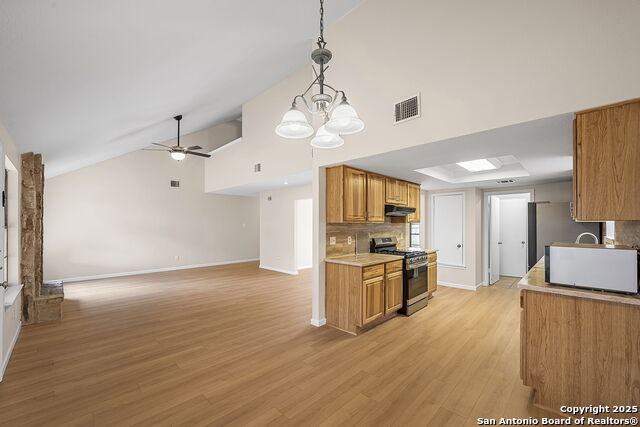 Listing photo id 4 for 9203 Ridge Grove