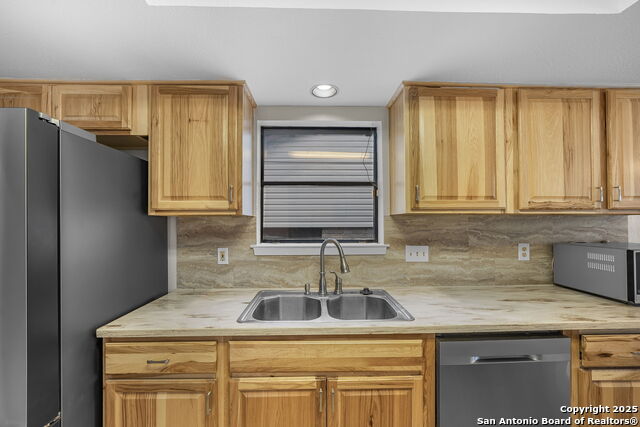 Listing photo id 5 for 9203 Ridge Grove