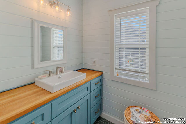 Image 21 of 62 For 872 Oak Drive