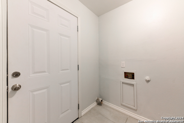 Listing photo id 8 for 453 Mitchell St W