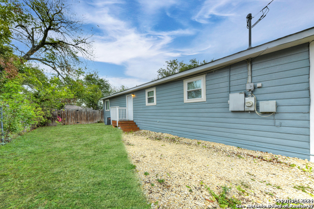 Listing photo id 16 for 453 Mitchell St W