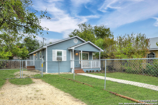 Listing photo id 0 for 453 Mitchell St W