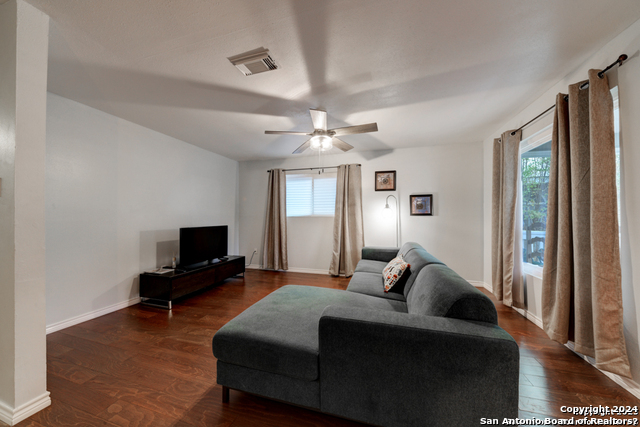 Listing photo id 2 for 453 Mitchell St W