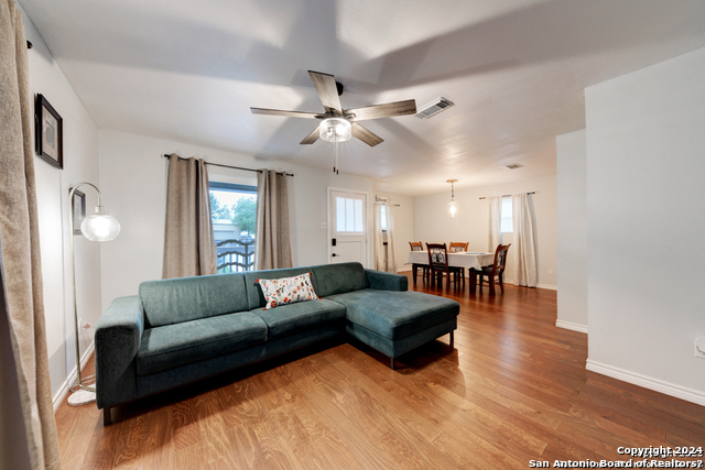 Listing photo id 3 for 453 Mitchell St W