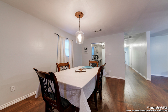 Listing photo id 4 for 453 Mitchell St W