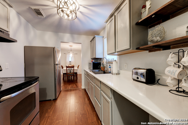 Listing photo id 7 for 453 Mitchell St W