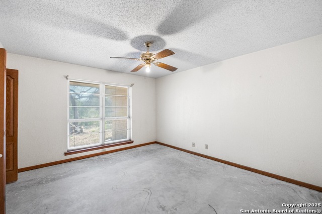 Image 33 of 78 For 0 Fm 2200