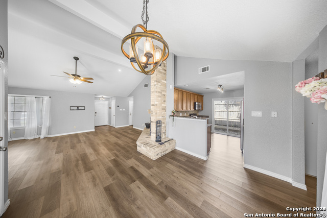 Listing photo id 8 for 6522 Forest Village