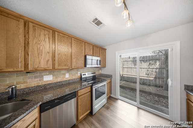 Listing photo id 10 for 6522 Forest Village