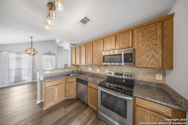 Listing photo id 11 for 6522 Forest Village