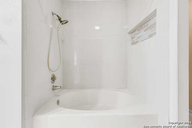 Listing photo id 8 for 8308 Spring Town