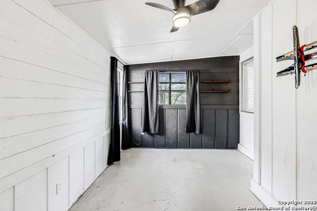 Listing photo id 12 for 8308 Spring Town