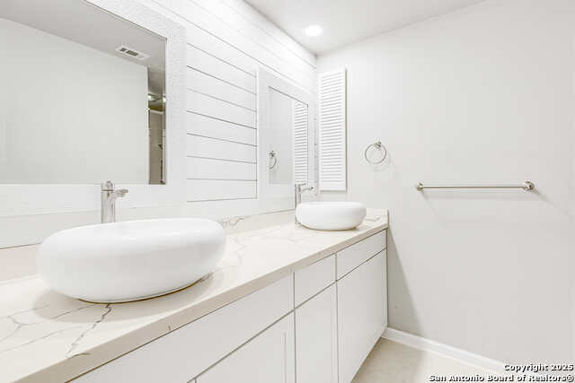 Listing photo id 25 for 8308 Spring Town