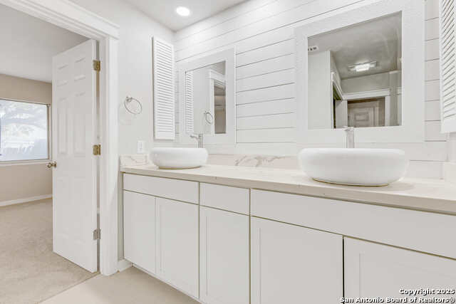 Listing photo id 26 for 8308 Spring Town