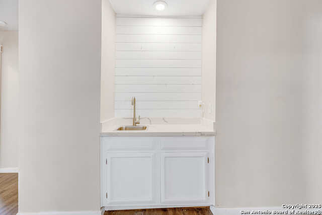 Listing photo id 29 for 8308 Spring Town