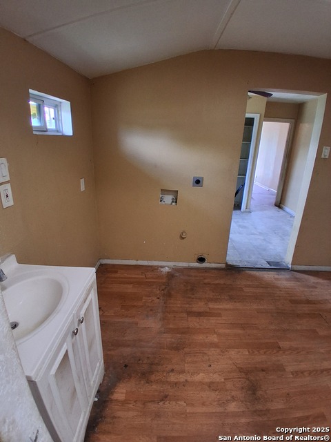 Listing photo id 3 for 726 Olive S