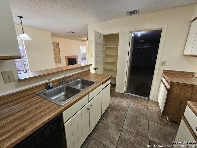 Listing photo id 2 for 7229 Coral Springs