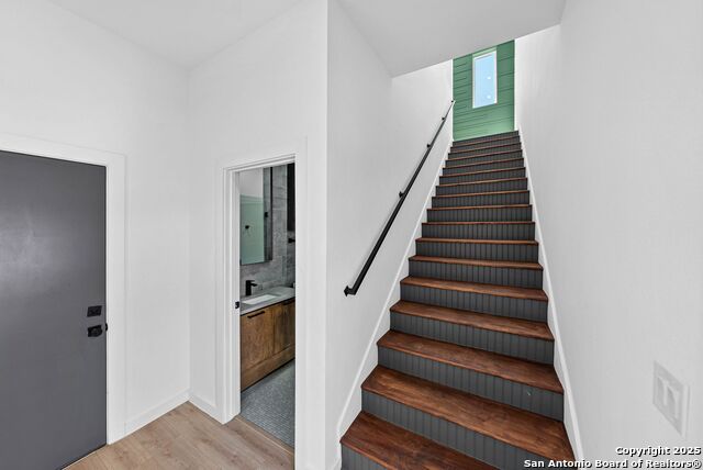 Listing photo id 16 for 108 Vine St #102