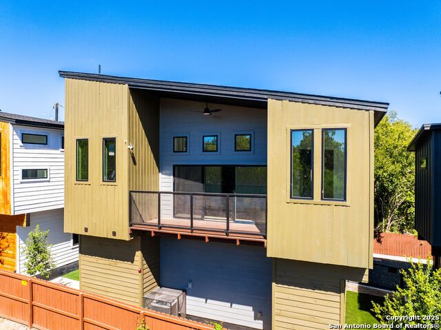 Listing photo id 0 for 108 Vine St #102