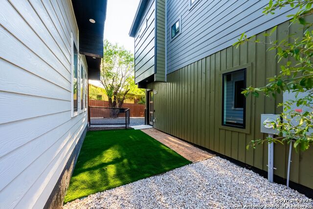 Listing photo id 19 for 108 Vine St #102