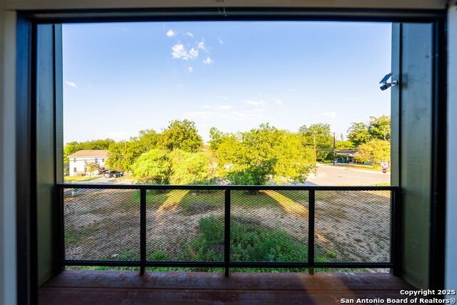 Listing photo id 23 for 108 Vine St #102