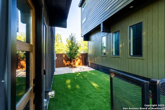 Listing photo id 26 for 108 Vine St #102