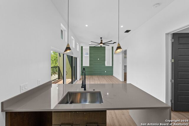 Listing photo id 5 for 108 Vine St #102