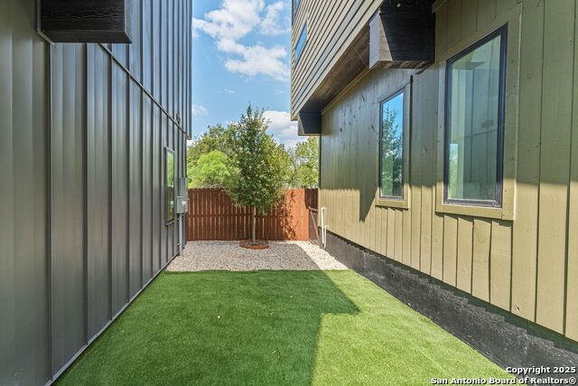 Listing photo id 23 for 108 Vine St #103