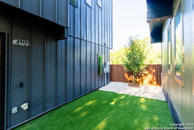 Listing photo id 26 for 108 Vine St #103