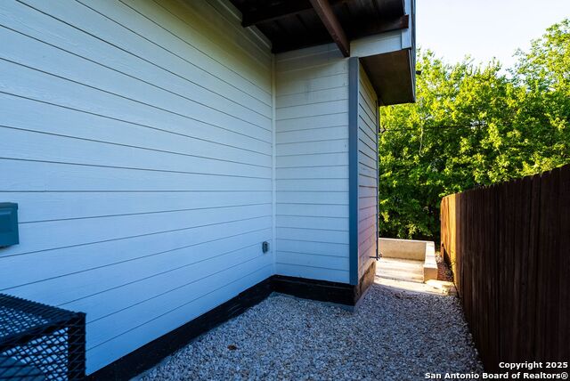 Listing photo id 32 for 108 Vine St #103