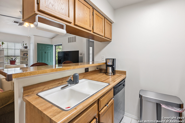 Image 13 of 17 For 11610 Vance Jackson 870