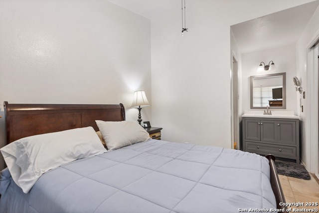 Image 14 of 17 For 11610 Vance Jackson 870