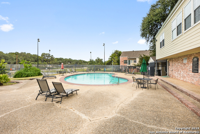 Image 16 of 17 For 11610 Vance Jackson 870